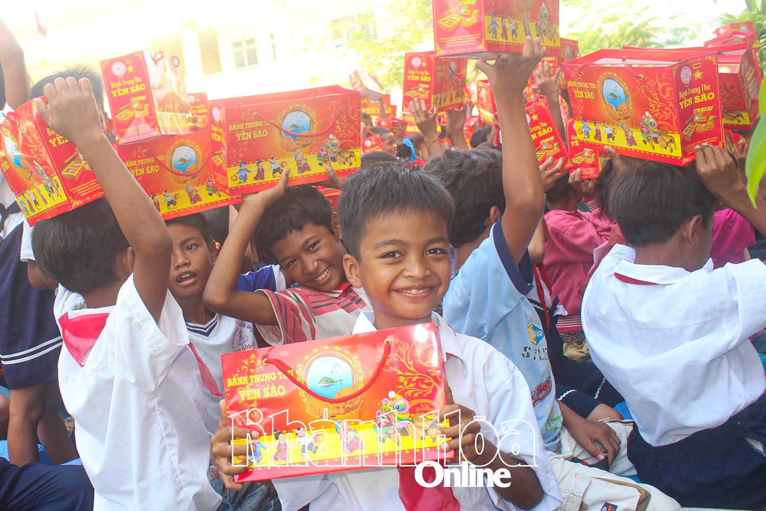 Trẻ em xã Suối Cát (huyện Cam Lâm) 
được tham gia vui chơi và nhận bánh Trung thu.