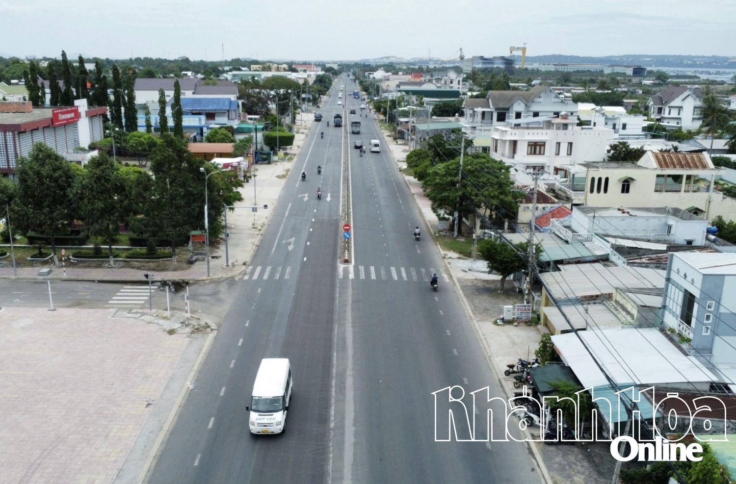 Tuyên truyền, ngăn chặn tình trạng chiếm dụng Quốc lộ 1 để phơi nông sản