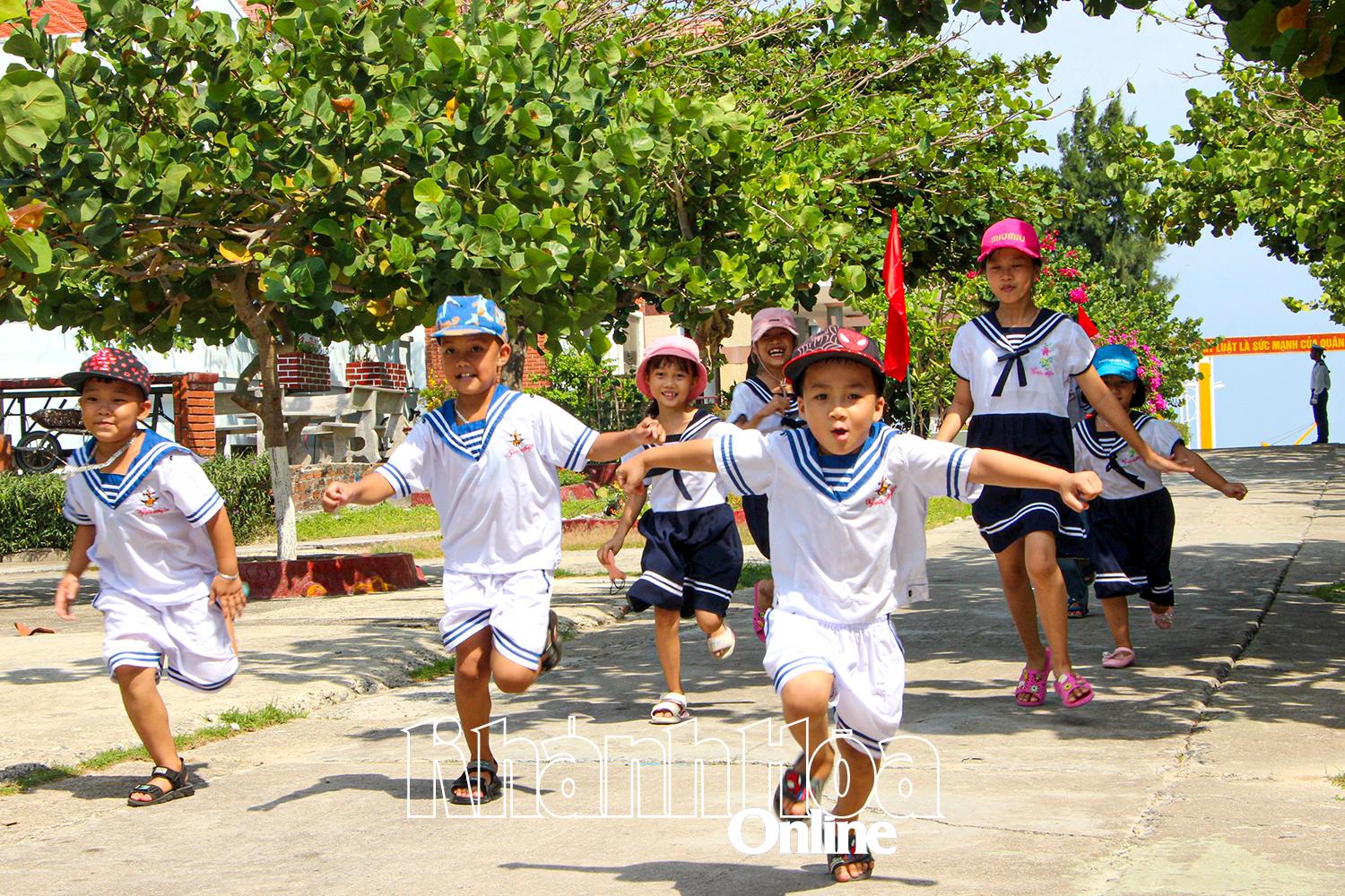 Trẻ em ở đảo Trường Sa hồn nhiên nô đùa.