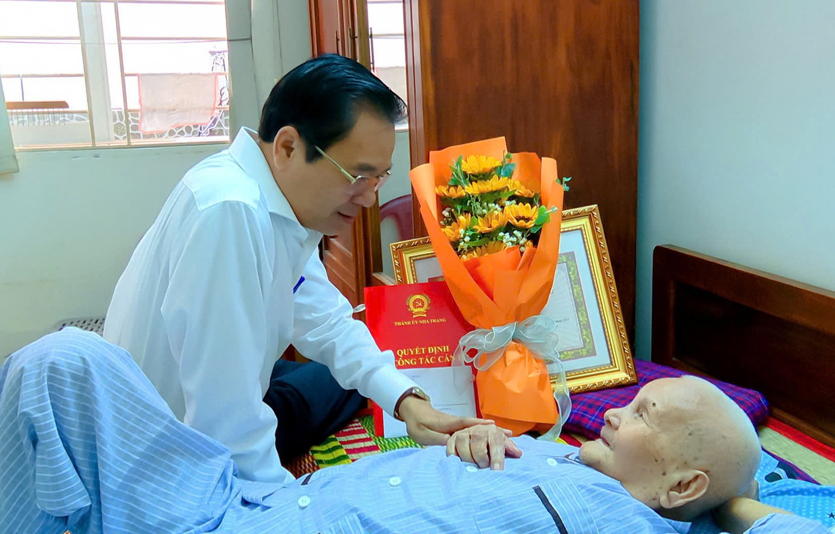 Thường trực Thành ủy Nha Trang trao Huy hiệu Đảng cho các đảng viên lão thành