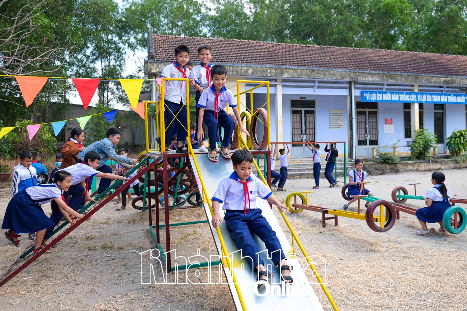 Thiếu nhi xã Suối Tân (huyện Cam Lâm) 
có khu trò chơi do Huyện đoàn Cam Lâm thực hiện. Ảnh: Vĩnh Thành