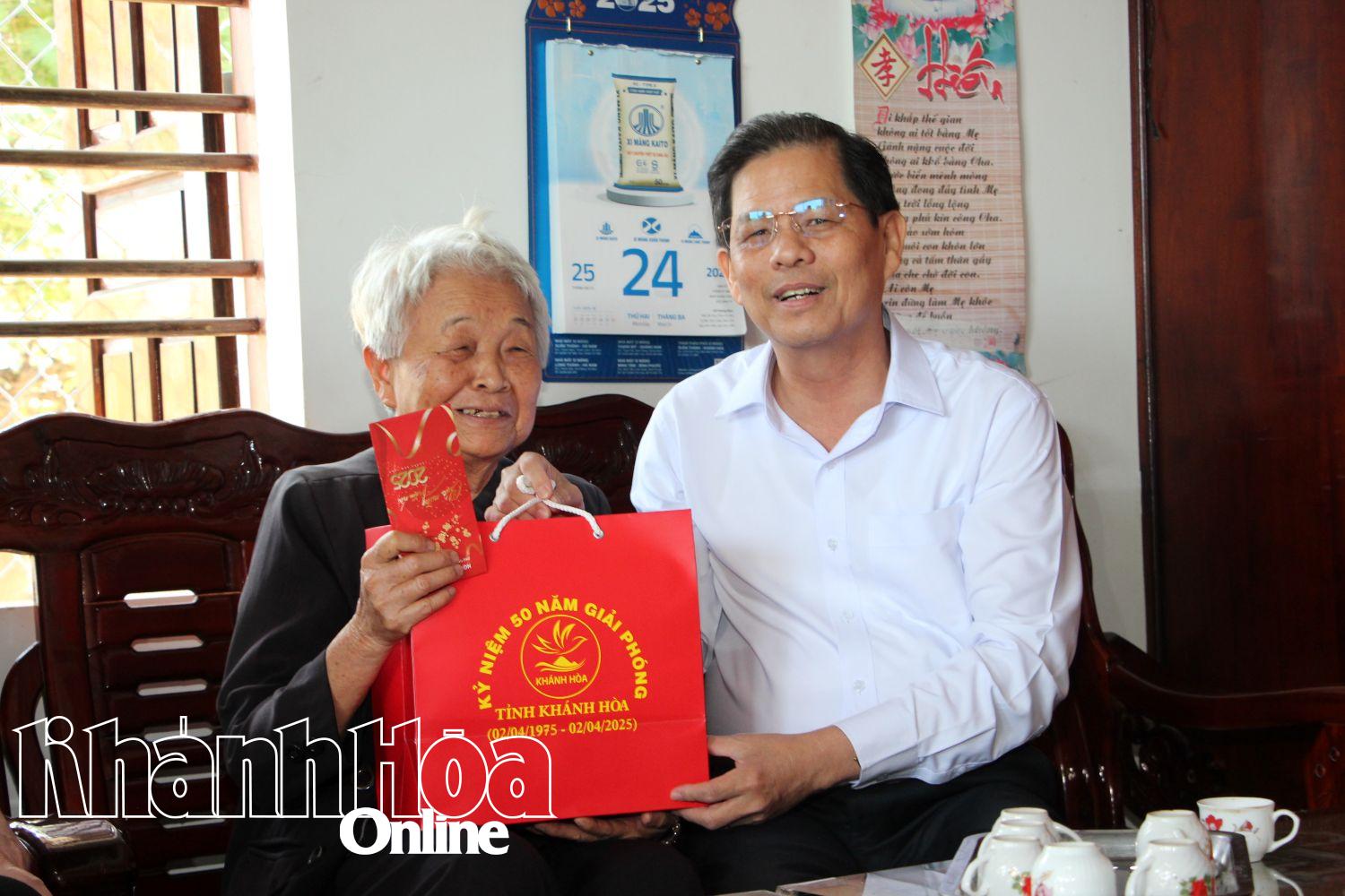 Ông Nguyễn Tấn Tuân - Phó Bí thư Tỉnh ủy, Chủ tịch UBND tỉnh, Bí thư Đảng ủy UBND tỉnh Khánh Hòa tặng quà cho người có công với cách mạng tại thị xã Ninh Hòa trong dịp kỷ niệm 50 năm Ngày Giải phóng tỉnh Khánh Hòa (2-4-1975 – 2-4-2025).