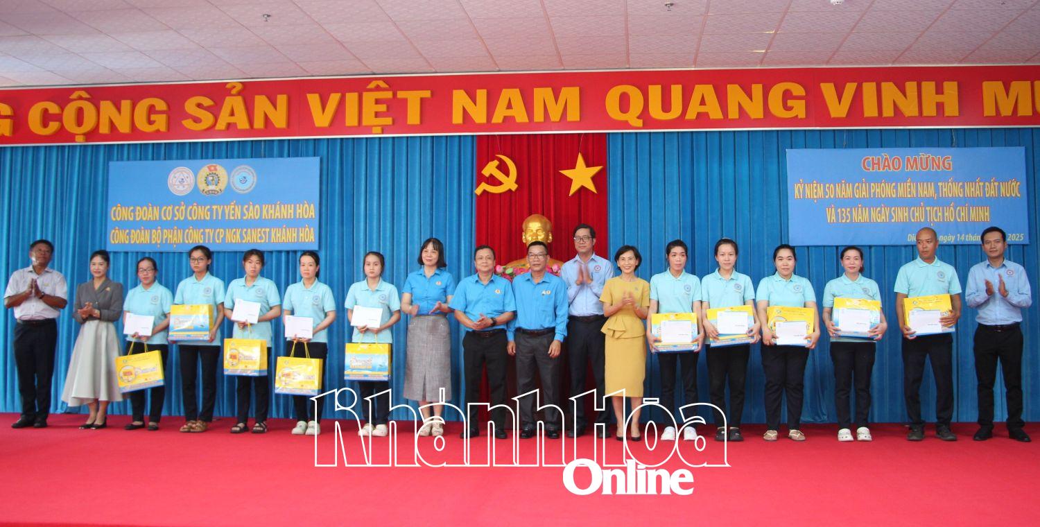 Lãnh đạo Liên đoàn Lao động tỉnh và Công đoàn cơ sở Công ty TNHH Nhà nước MTV Yến sào Khánh Hòa trao hỗ trợ cho đoàn viên, người lao động.