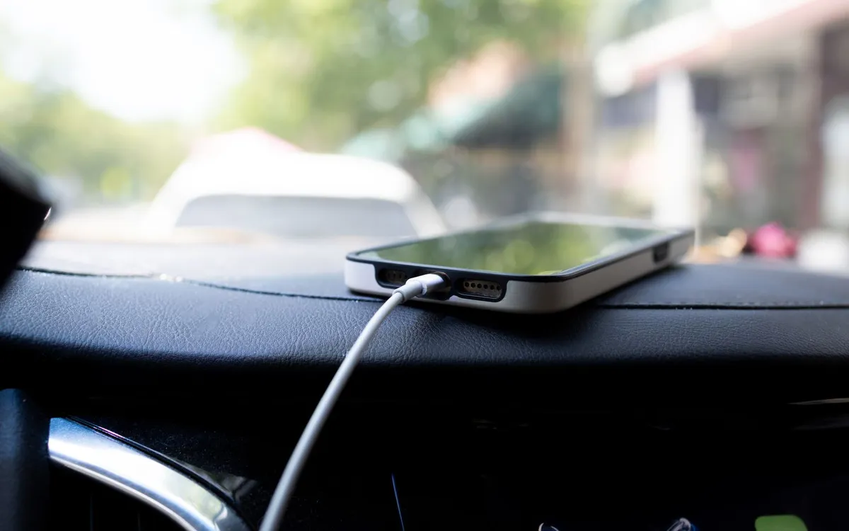 Sạc pin smartphone trên ô tô liệu có thực sự an toàn?