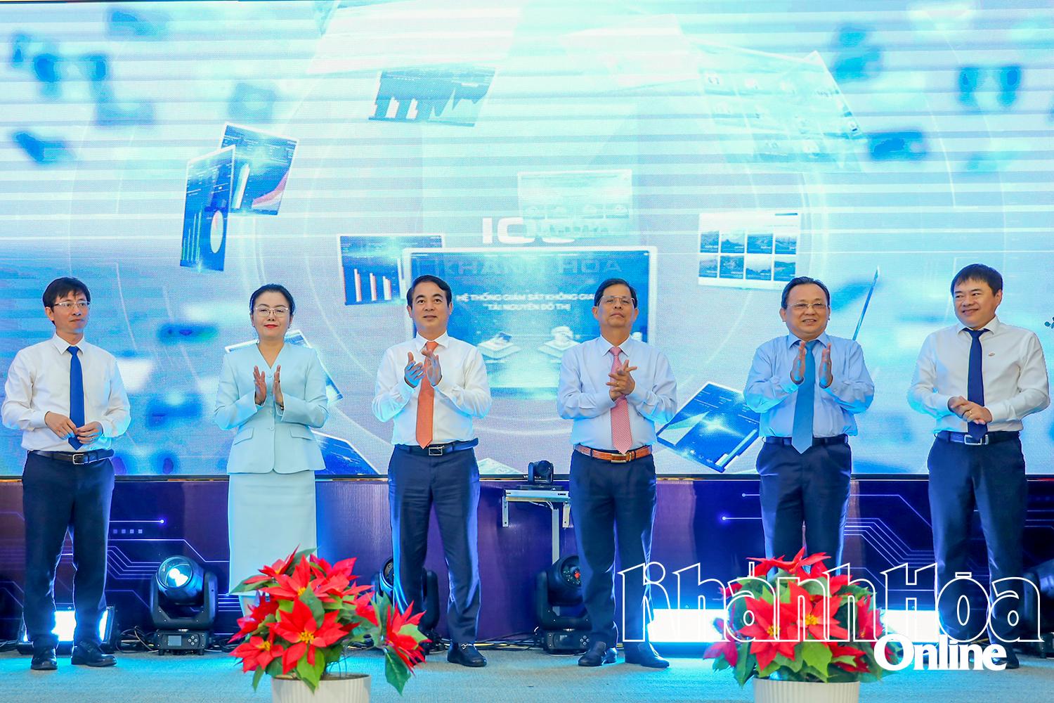 Các đồng chí lãnh đạo tỉnh thực hiện nghi thức ra mắt Trung tâm IOC Khánh Hòa.
