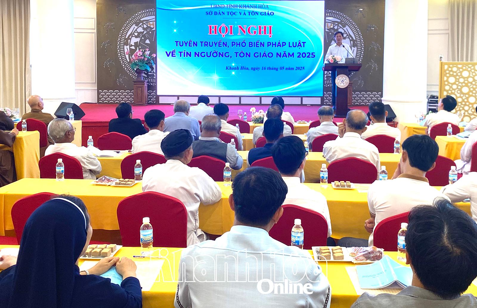 Báo cáo viên đến từ Sở Dân tộc và Tôn giáo báo cáo chuyên đề những quan điểm, chủ trương của Đảng và chính sách, pháp luật của Nhà nước về tín ngưỡng, tôn giáonhững quan điểm, chủ trương của Đảng và chính sách, pháp luật của Nhà nước về tín ngưỡng, tôn giáo.