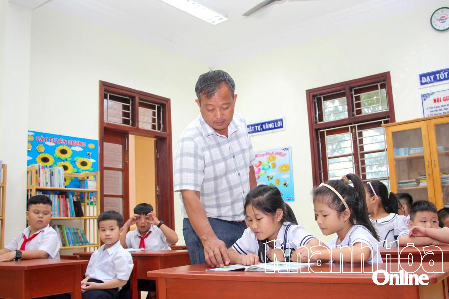 Thầy giáo Lưu Quốc Thịnh dạy học cho học sinh.
