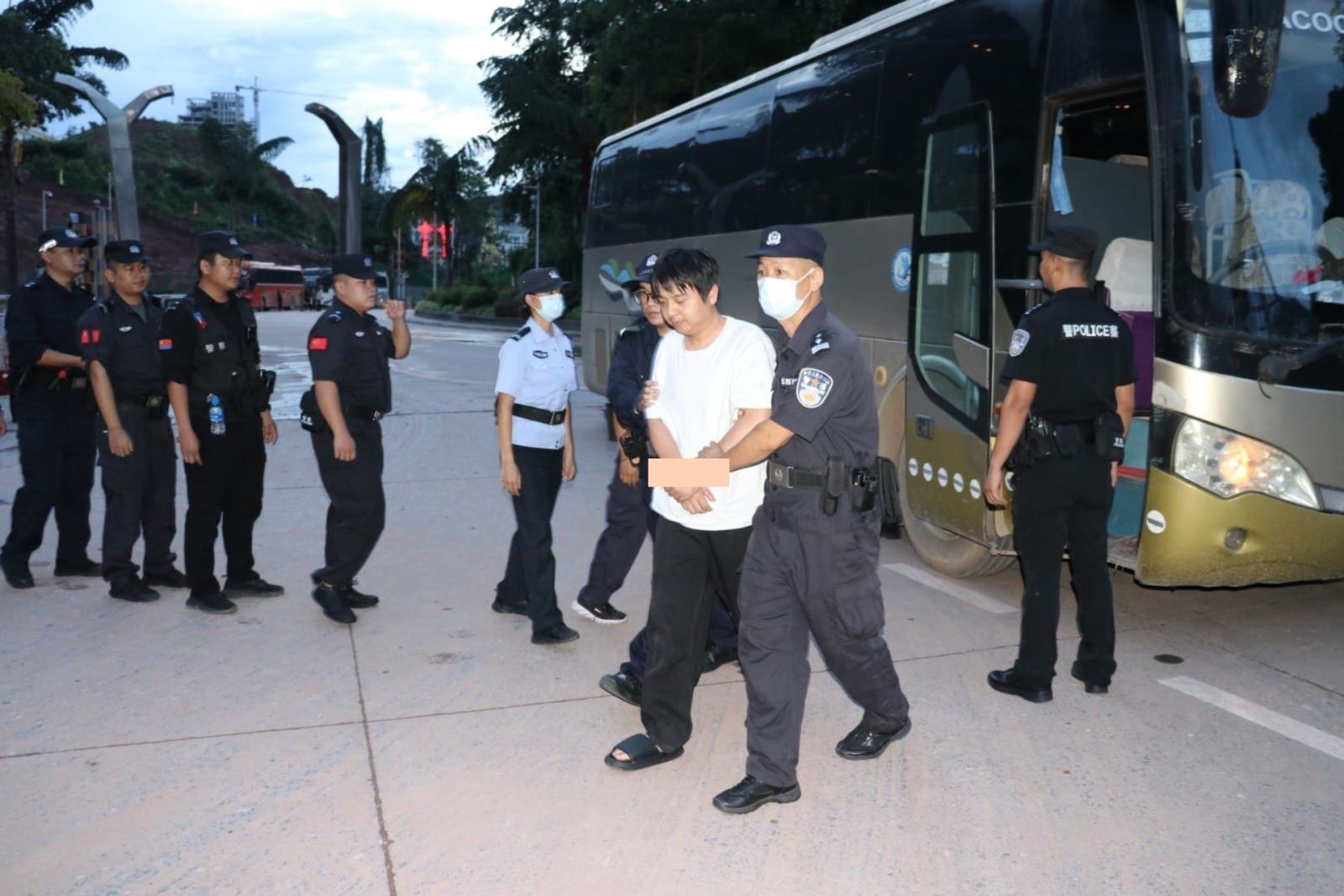 Các đối tượng lừa đảo bị lực lượng chức năng Lào bắt giữ. Ảnh: TTXVN