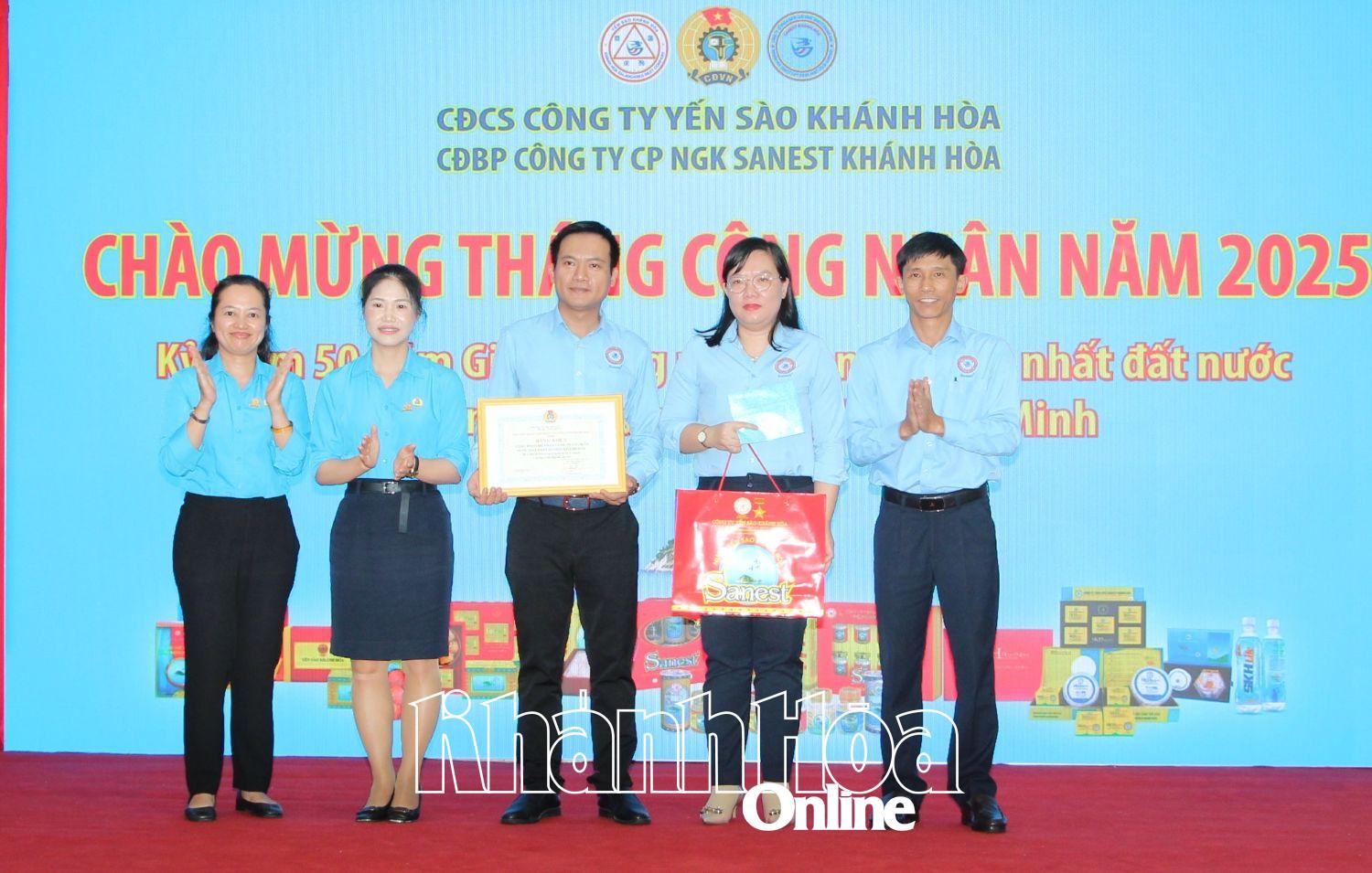 Đại diện tập thể xuất sắc nhận bằng khen của Liên đoàn Lao động tỉnh.