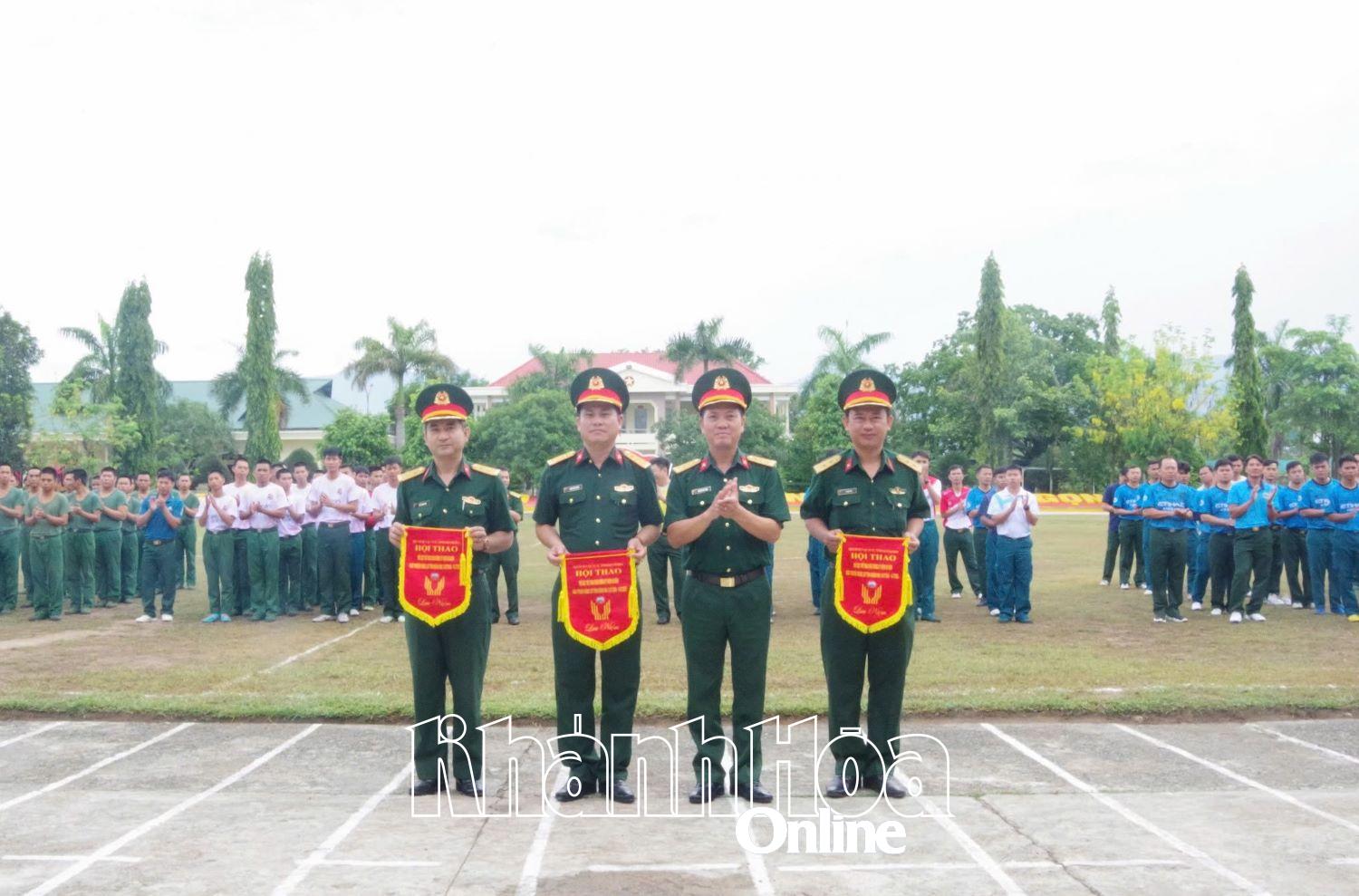 Thượng tá Huỳnh Văn Toàn trao cờ lưu niệm cho các đội.