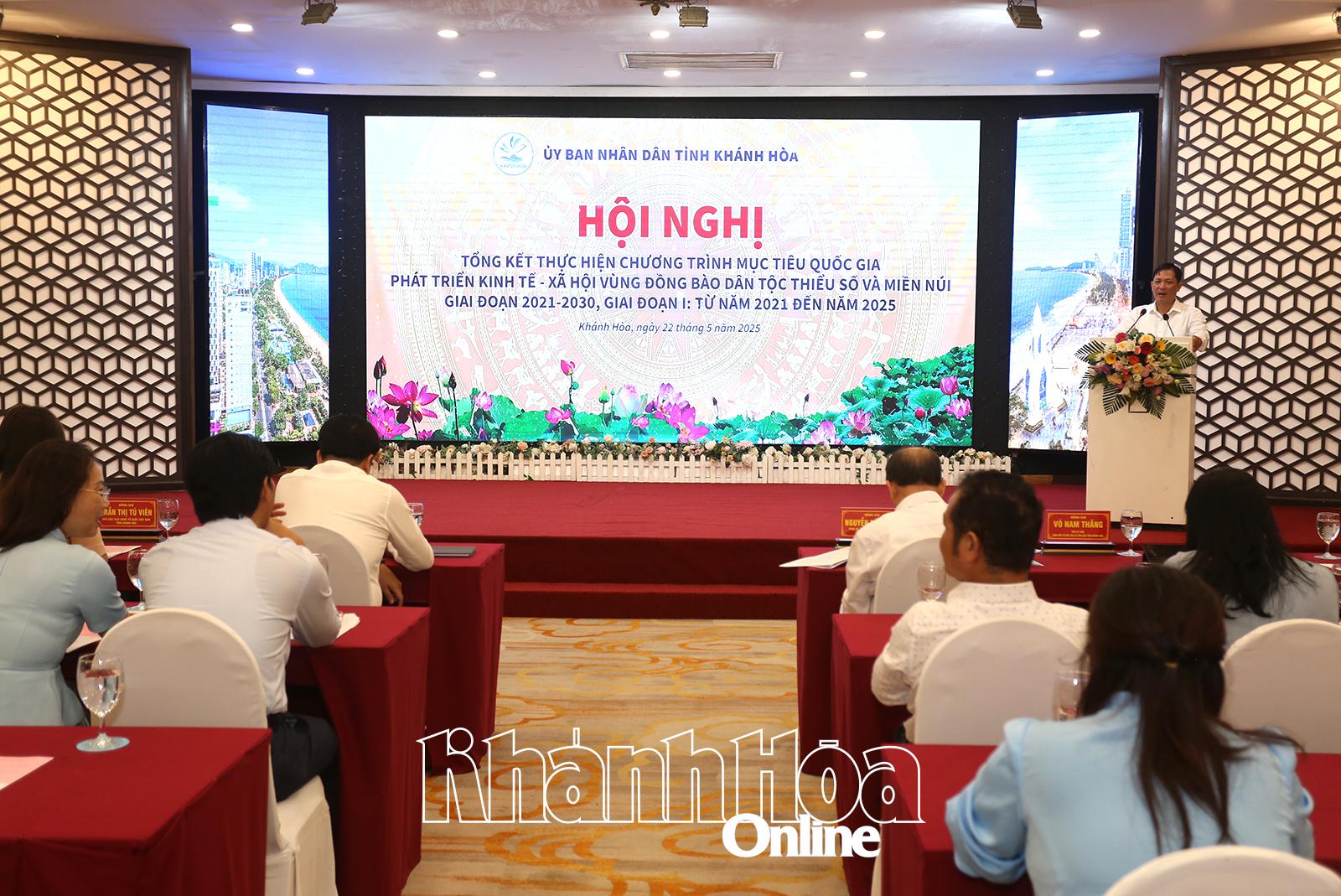 Ông Võ Nam Thắng - Giám đốc Sở Dân tộc và Tôn giáo báo cáo tại Hội nghị.