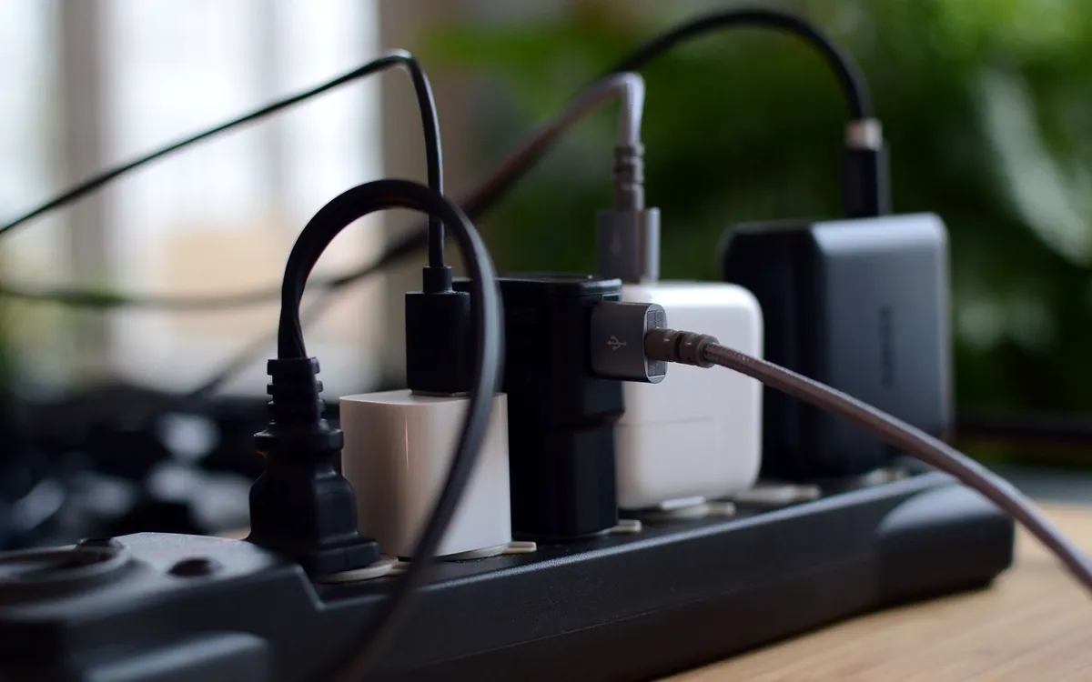 Có nên cắm bộ sạc vào ổ điện khi không sử dụng?