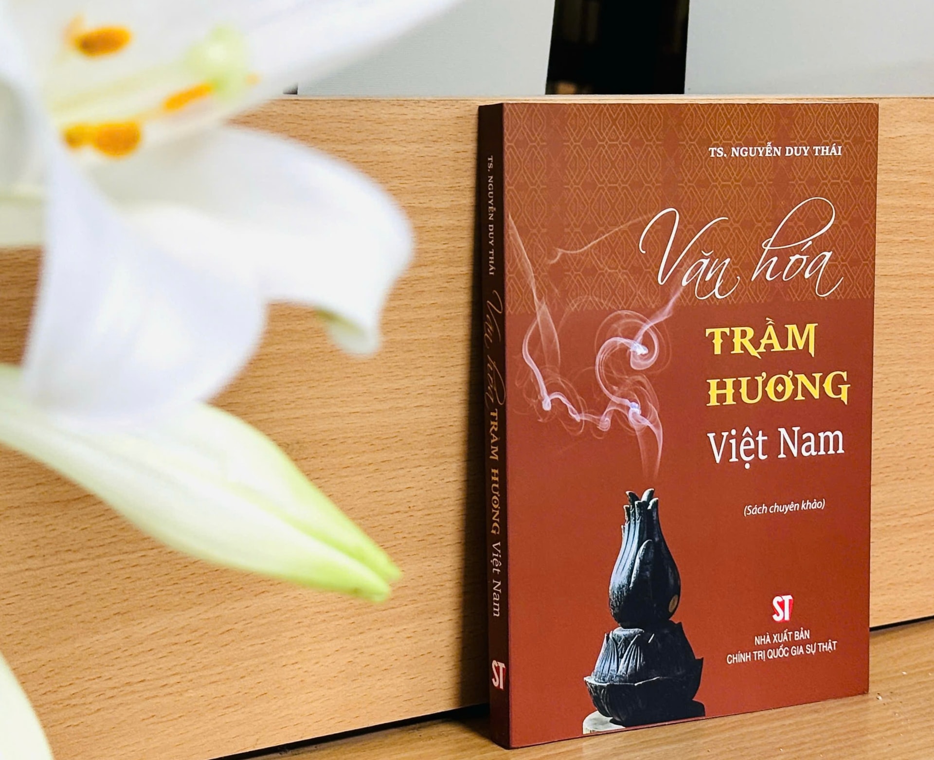 Cuốn sách nghiên cứu công phu, có giá trị lý luận và thực tiễn sâu sắc về văn hóa trầm hương của Việt Nam. Ảnh: T.Du