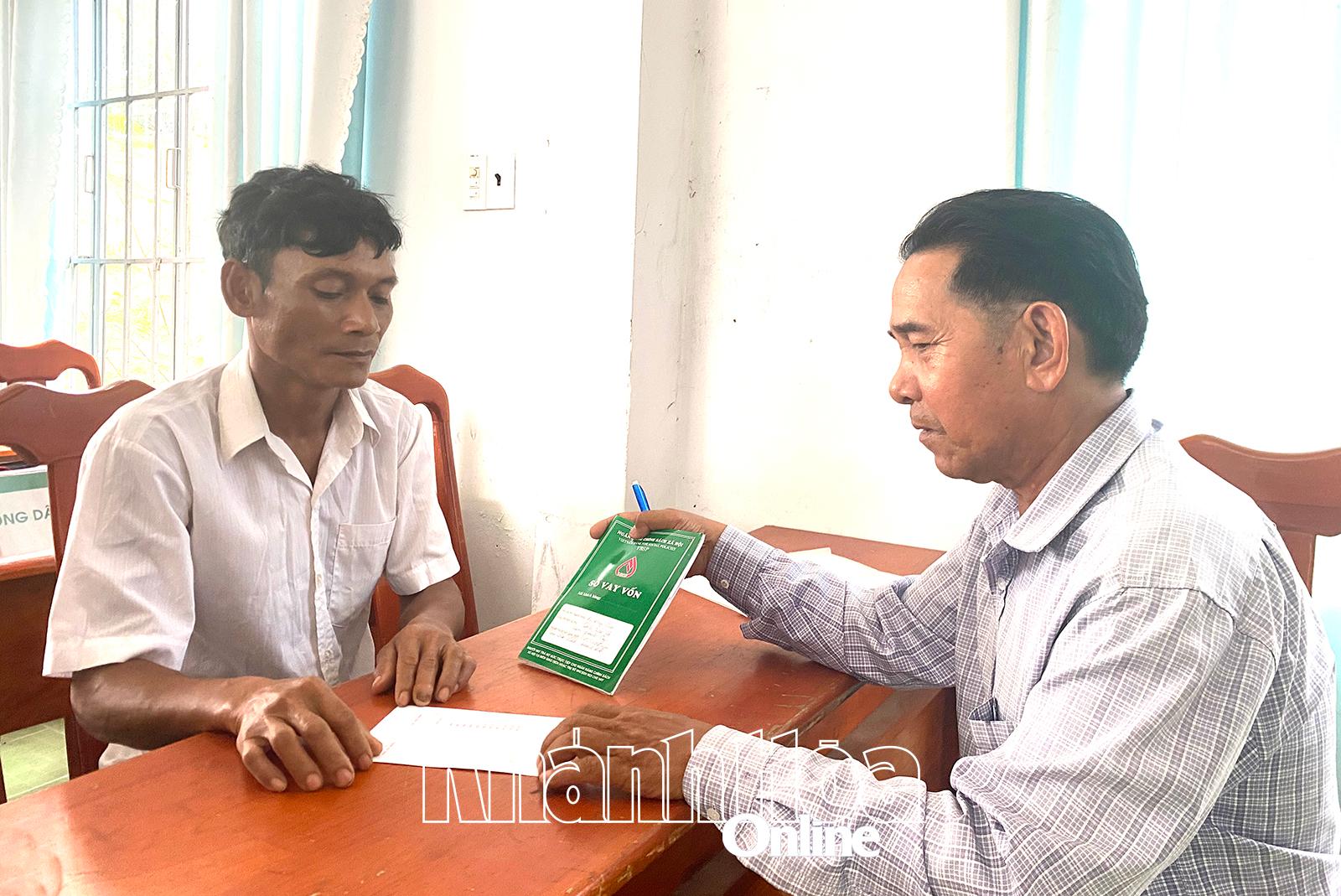 Tổ vay vốn hướng dẫn cho đồng bào DTTS vay vốn tại xã Cam Phước Tây, huyện Cam Lâm.