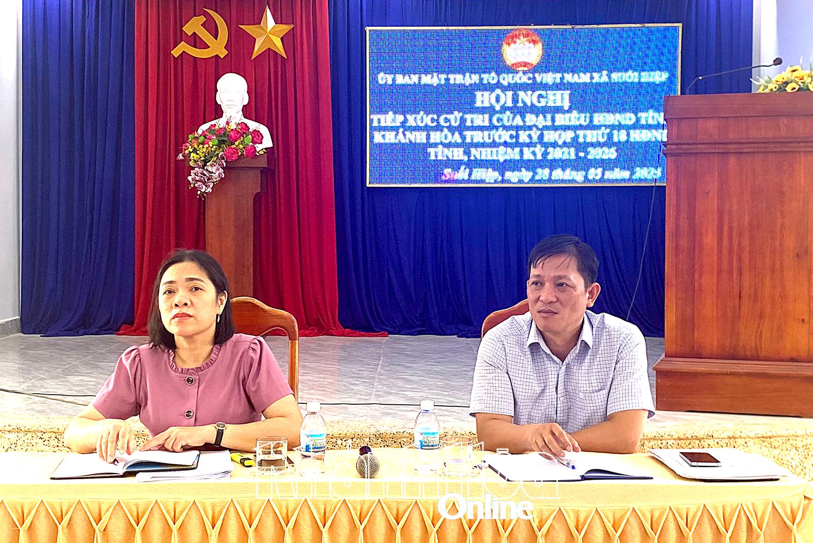 Bà Trần Thu Mai - Ủy viên Ban Thường vụ Tỉnh ủy, Chủ tịch UBMTTQ Việt Nam tỉnh, Phó Bí thư Thường trực Đảng ủy Các cơ quan Đảng tỉnh và ông Võ Nam Thắng - Giám đốc Sở Dân tộc và Tôn giáo tại buổi tiếp xúc cử tri.
