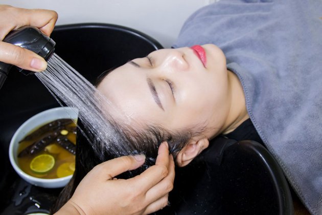 Gội đầu đúng tần suất và phù hợp giúp ngăn ngừa rụng tóc...