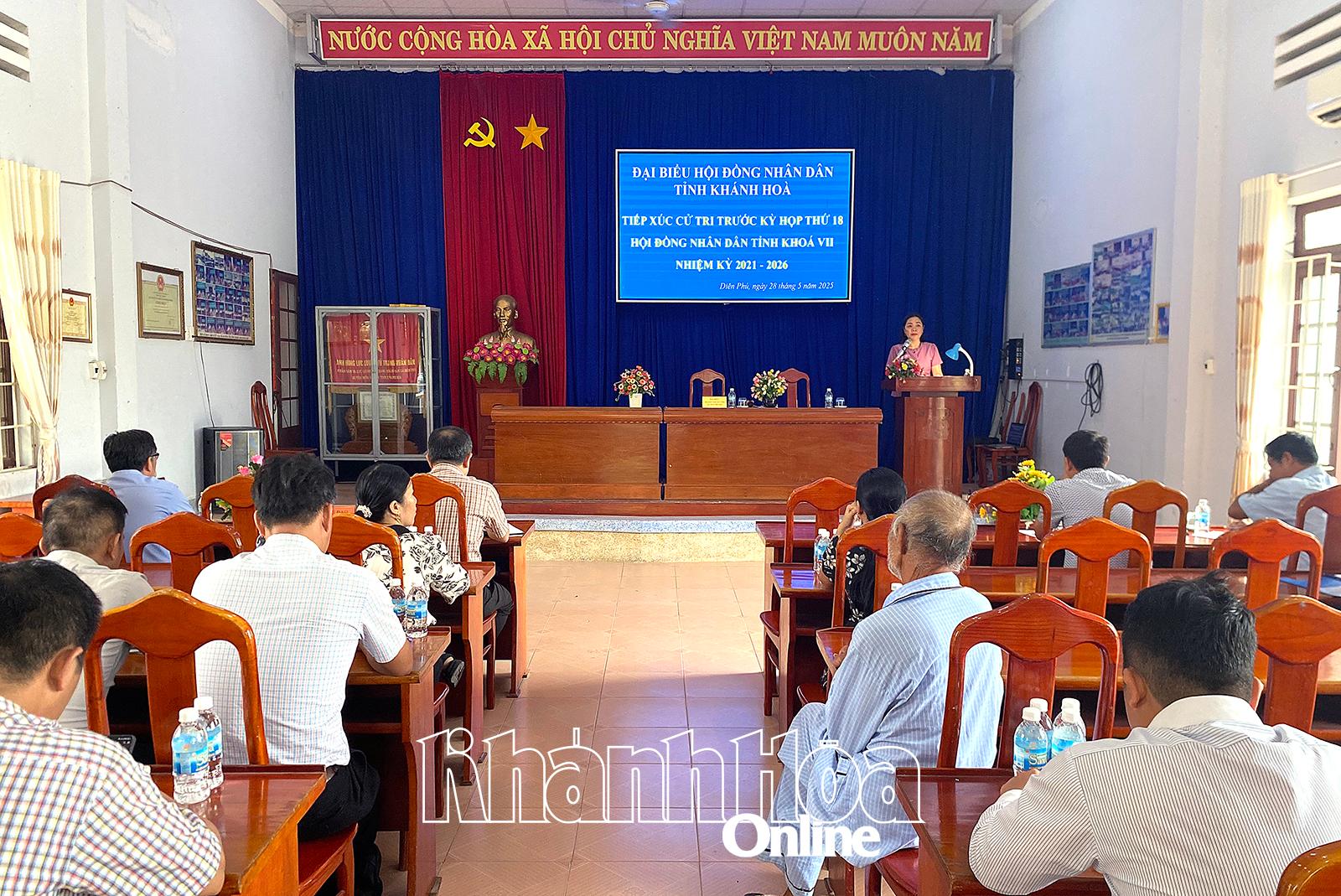 Bà Trần Thu Mai - Ủy viên Ban Thường vụ Tỉnh ủy, Chủ tịch UBMTTQ Việt Nam tỉnh, Phó Bí thư Thường trực Đảng ủy Các cơ quan Đảng tỉnh thông tin đến cử tri.