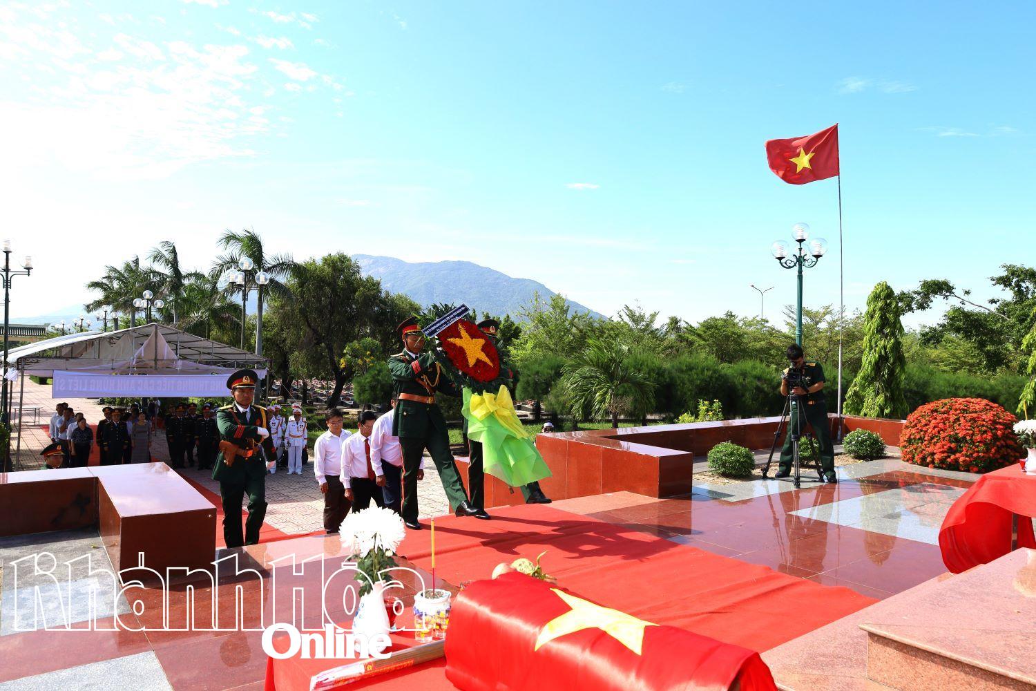 Các đoàn đại biểu đặt vòng hoa viếng anh linh các liệt sĩ.