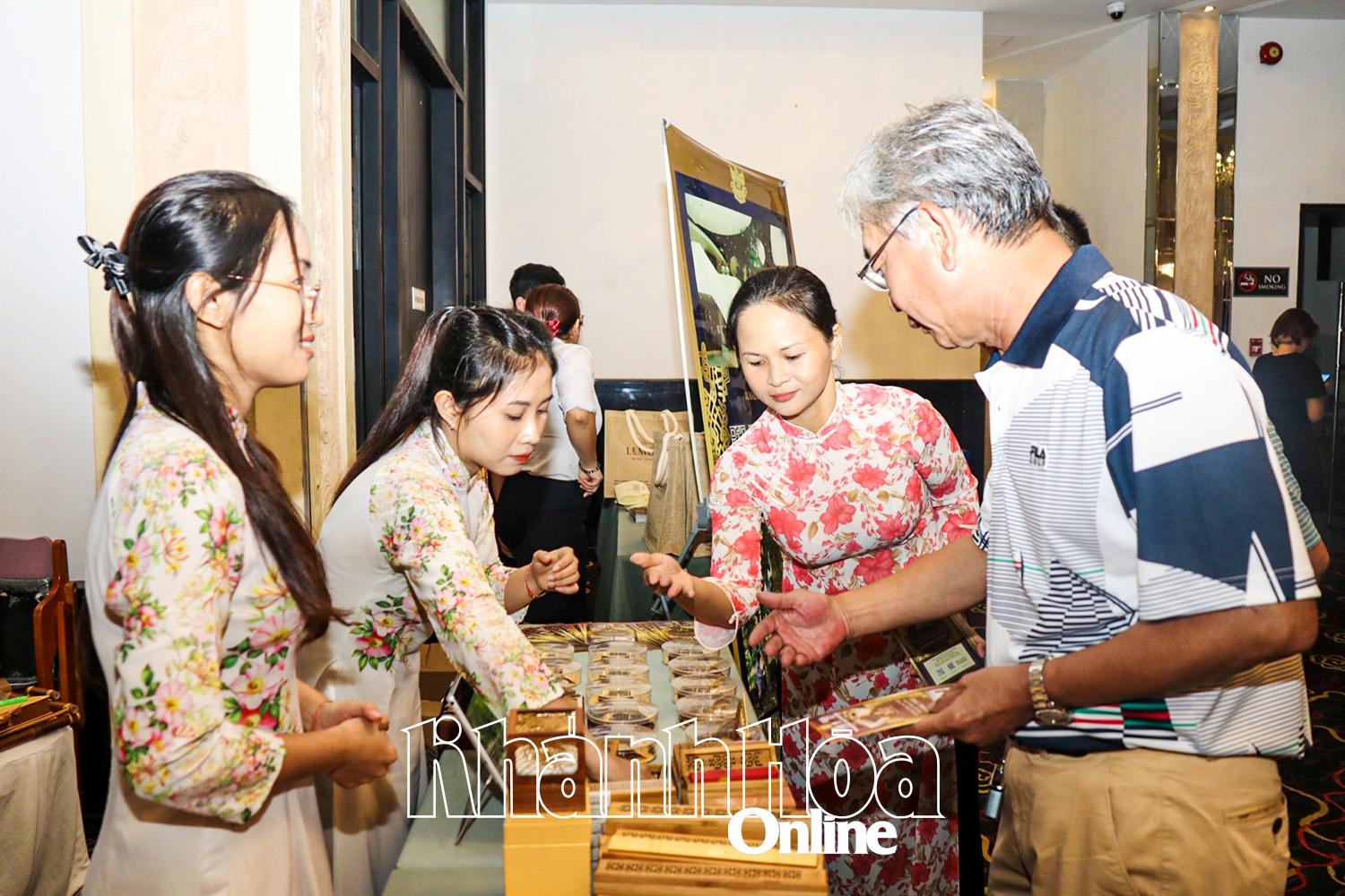 Thành viên đoàn famtrip Đài Loan xem sản phẩm chế tác từ trầm hương của Khánh Hòa.