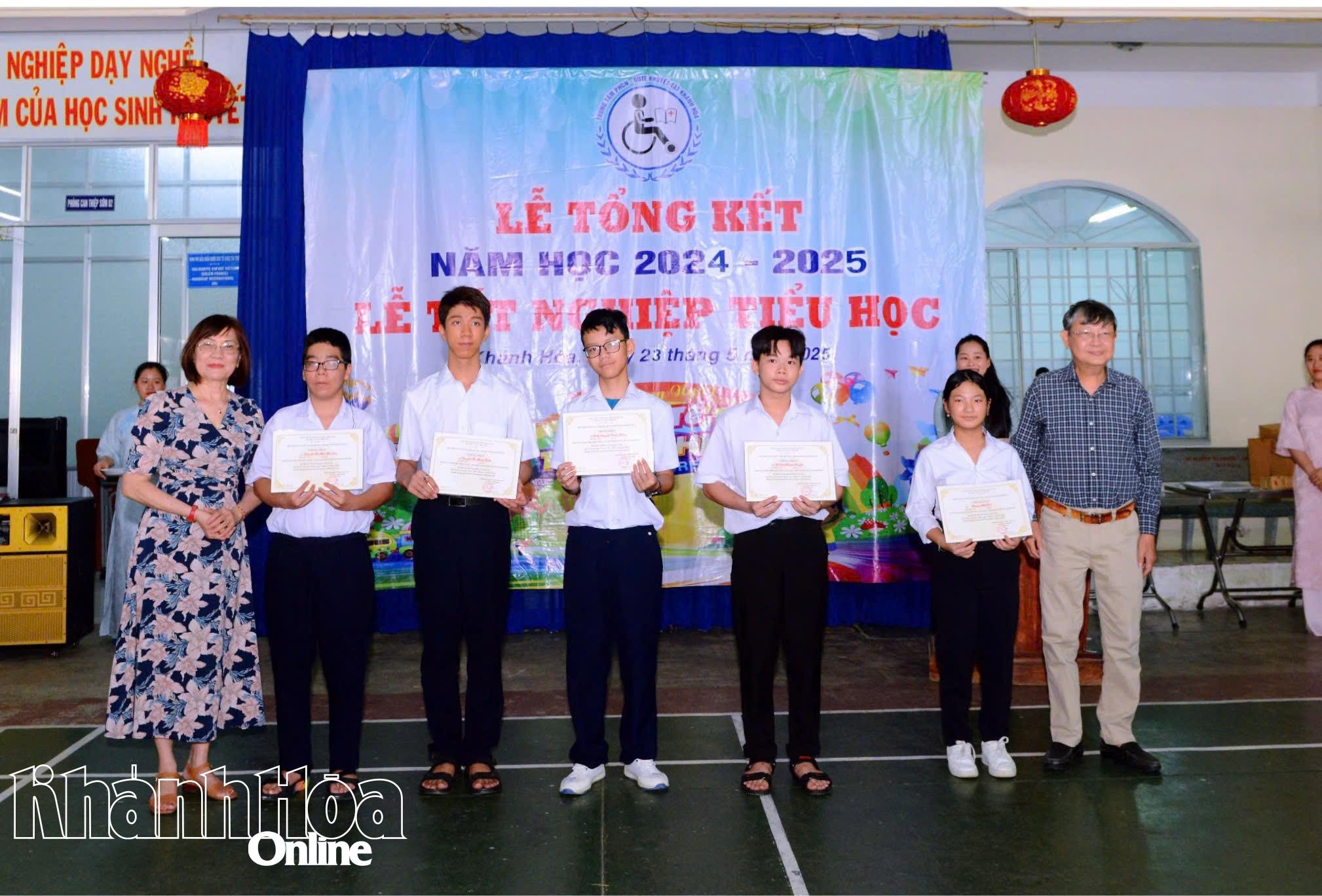 Hội Những người ái mộ Bác sĩ Yersin trao chứng nhận cho 5 học sinh hoàn  thành  khoá  pha  chếế