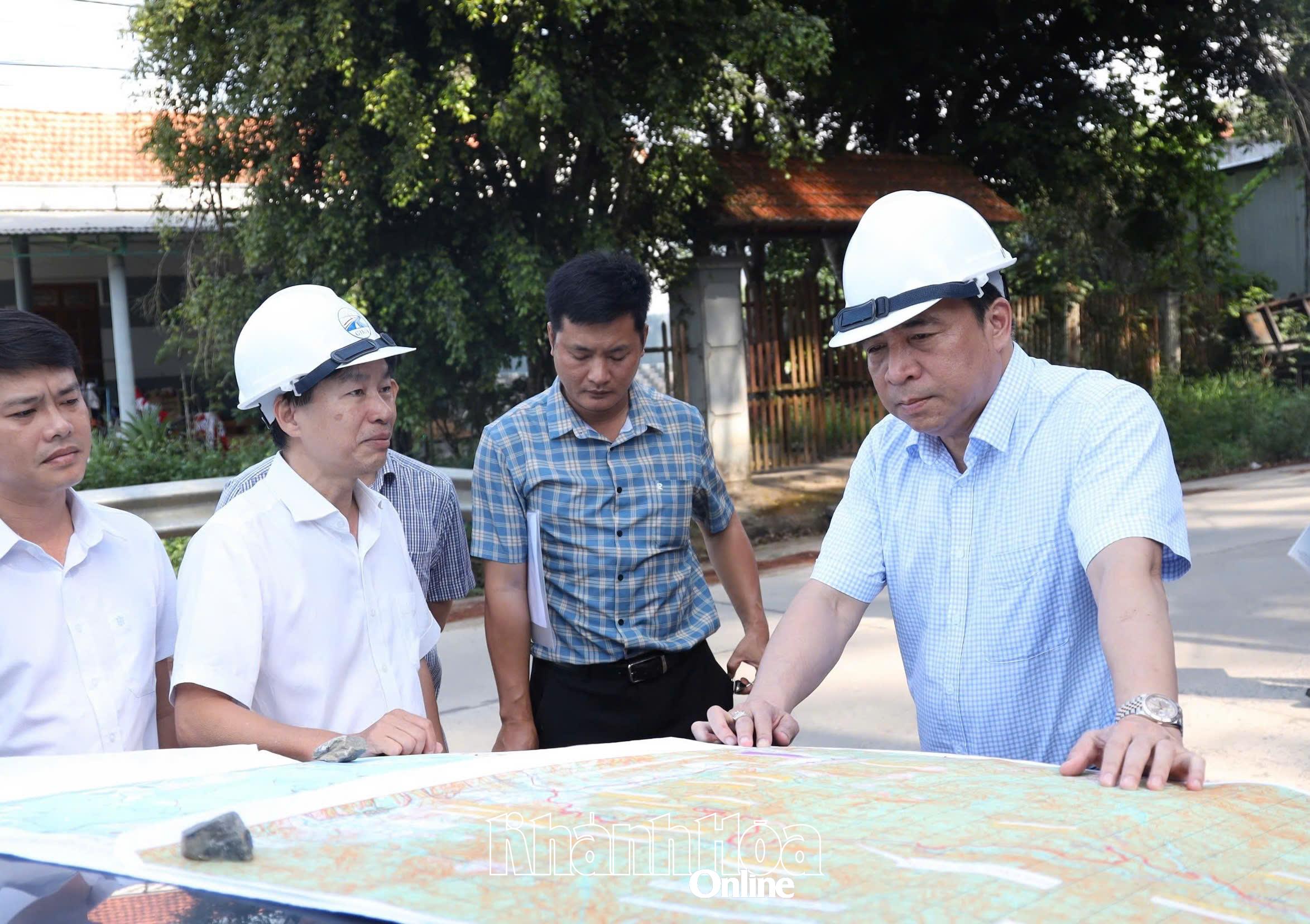 Đồng chí Nguyễn Khắc Toàn nghe chủ đầu tư báo cáo tiến độ Dự án Đường liên vùng Khánh Sơn - Khánh Vĩnh