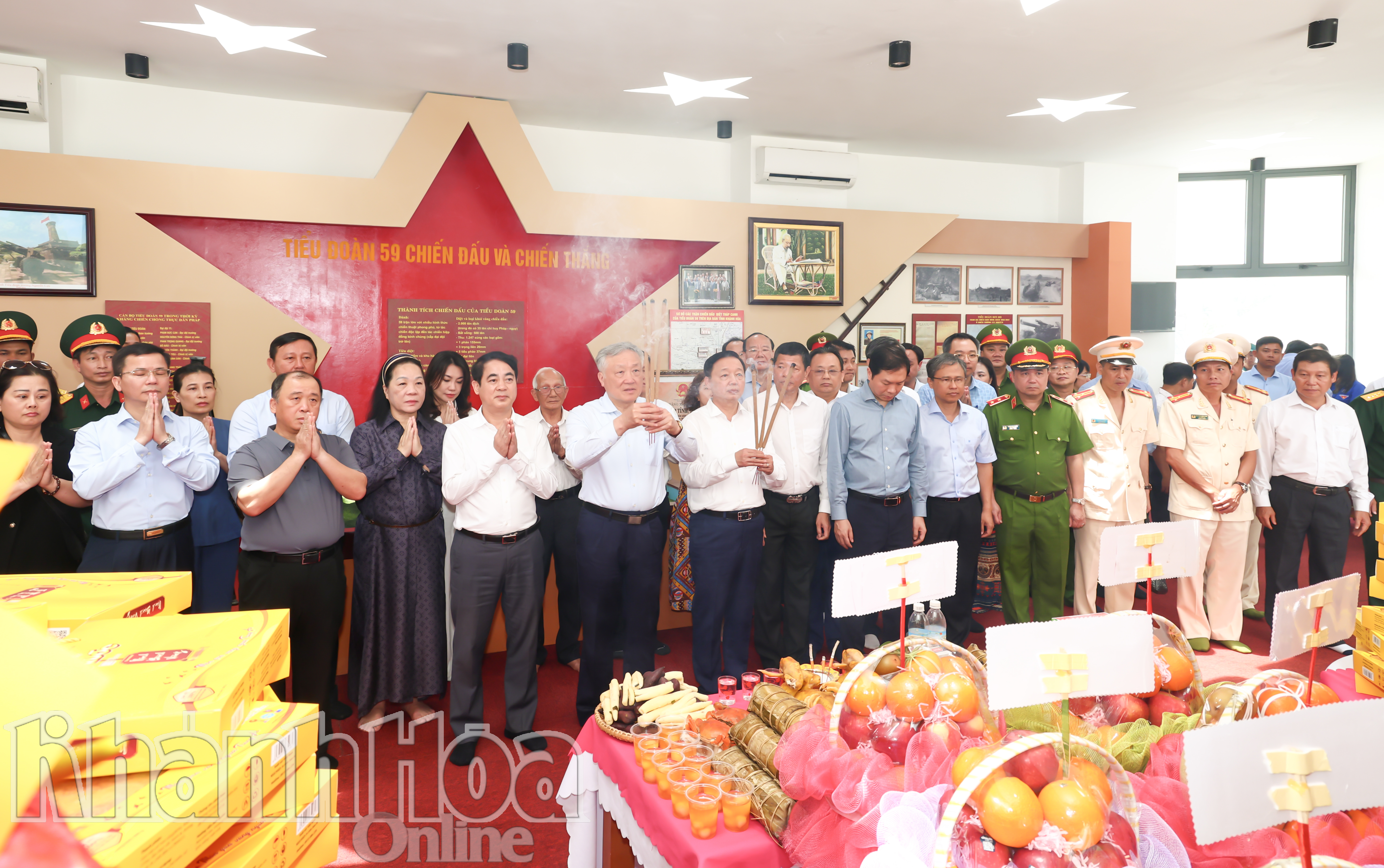 Phó Thủ tướng Chính phủ Nguyễn Hòa Bình và Trần Hồng Hà dâng hương tại Khu lưu niệm Chiến thắng Vườn Gòn - Đá Bàn