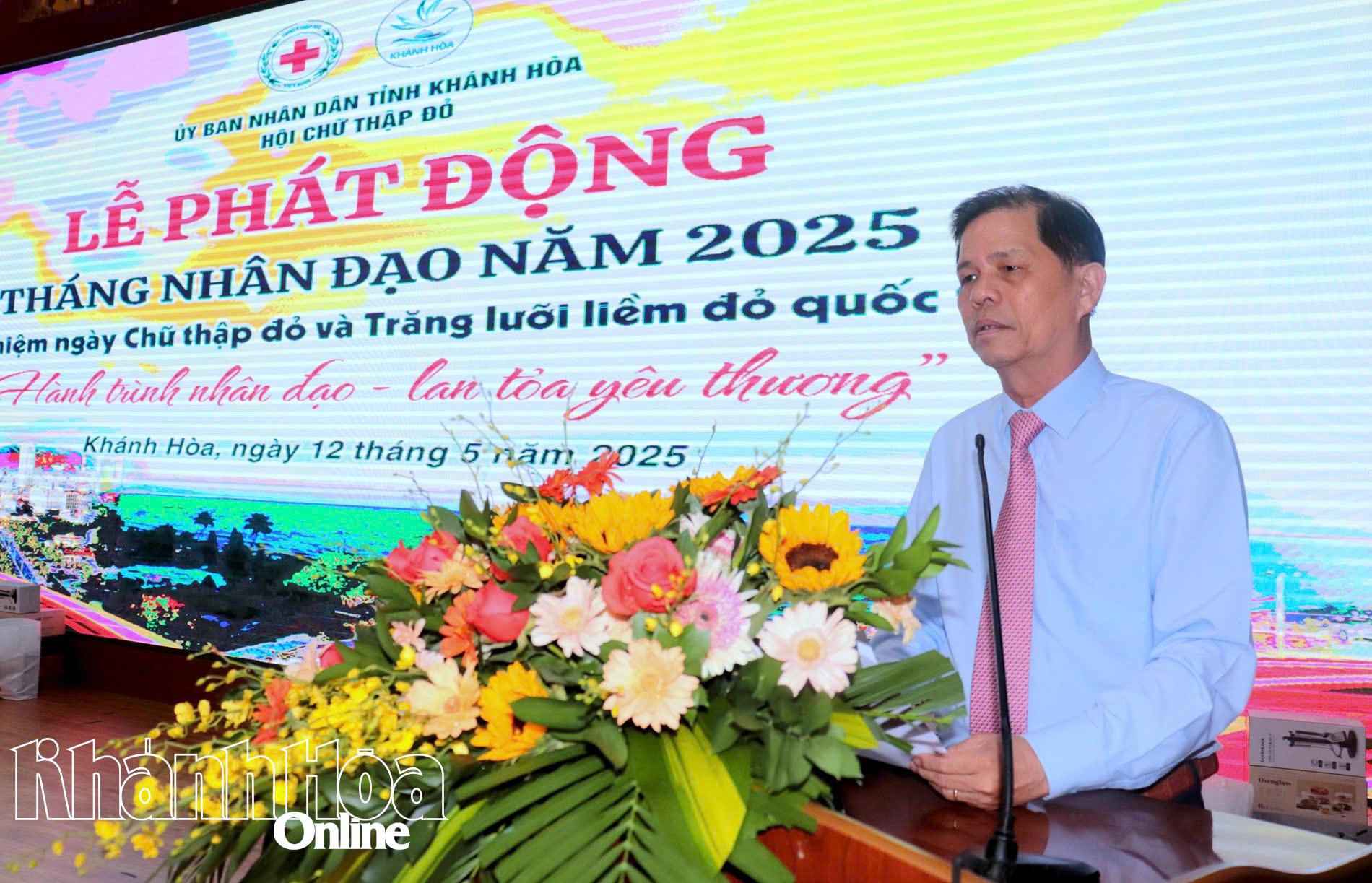 Đồng chí Nguyễn Tấn Tuân phát biểu tại lễ phát động Tháng Nhân đạo