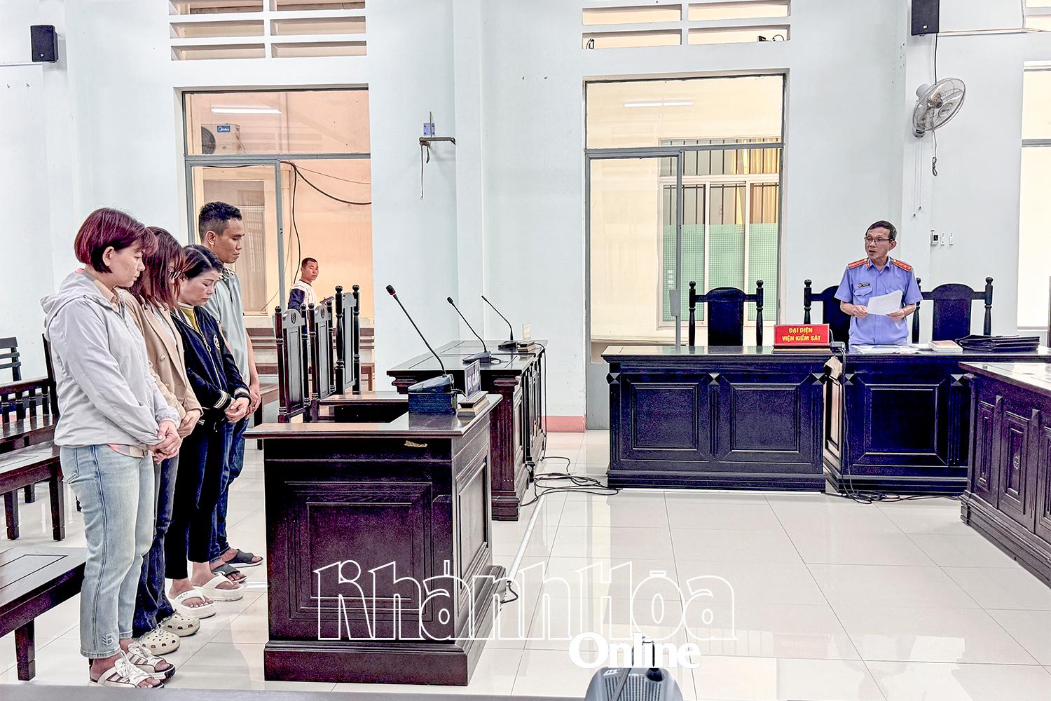 Đại diện viện kiểm sát phát biểu quan điểm.
