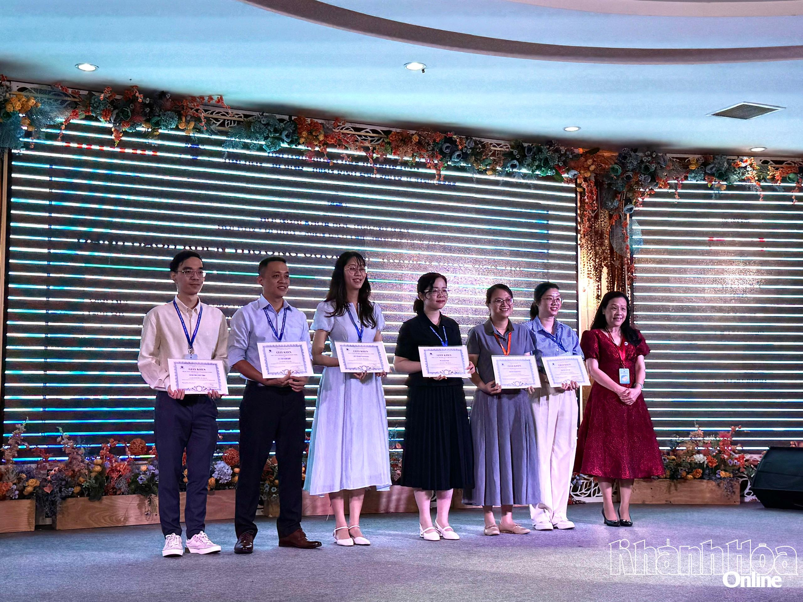 Các bác sĩ trẻ nhận giấy khen từ Hội Hen – Dị ứng – Miễn dịch lâm sàng TP. Hồ Chí Minh