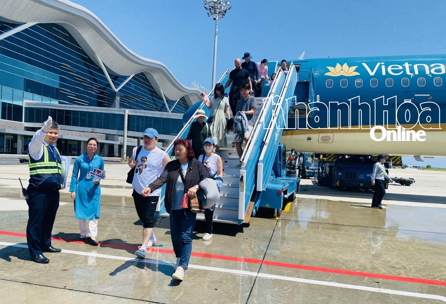 Triển khai hợp tác phát động khách du lịch sử dụng sản phẩm bay đêm 2025