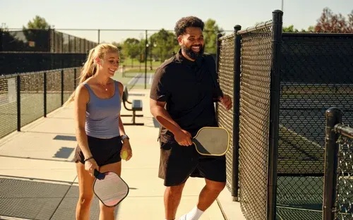 Pickleball dễ tiếp cận, giá cả phải chăng và cũng tốt cho sức khỏe thể chất và tinh thần của bạn.