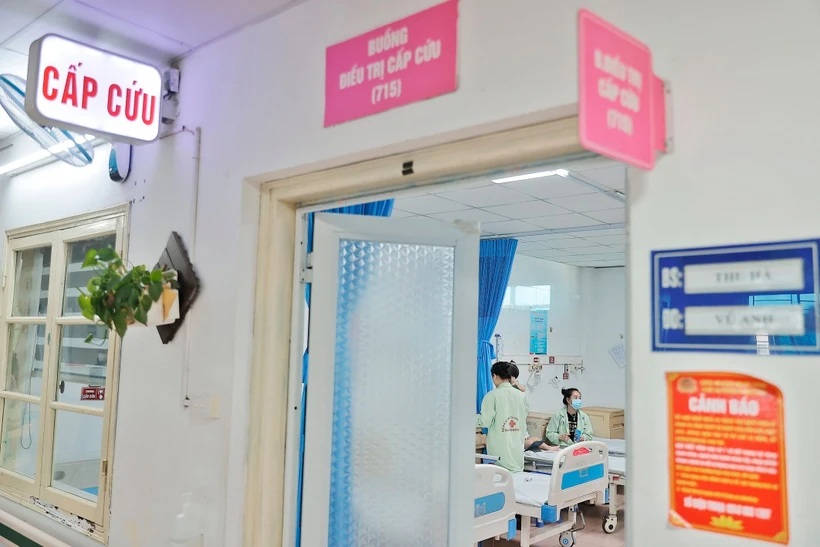 Hiện nay, đang là thời điểm giao mùa, ngoài bệnh COVID-19 nhiều bệnh nhi mắc các bệnh như: Tay chân miệng, sởi, sốt xuất huyết… (Ảnh: Minh Quyết/TTXVN)