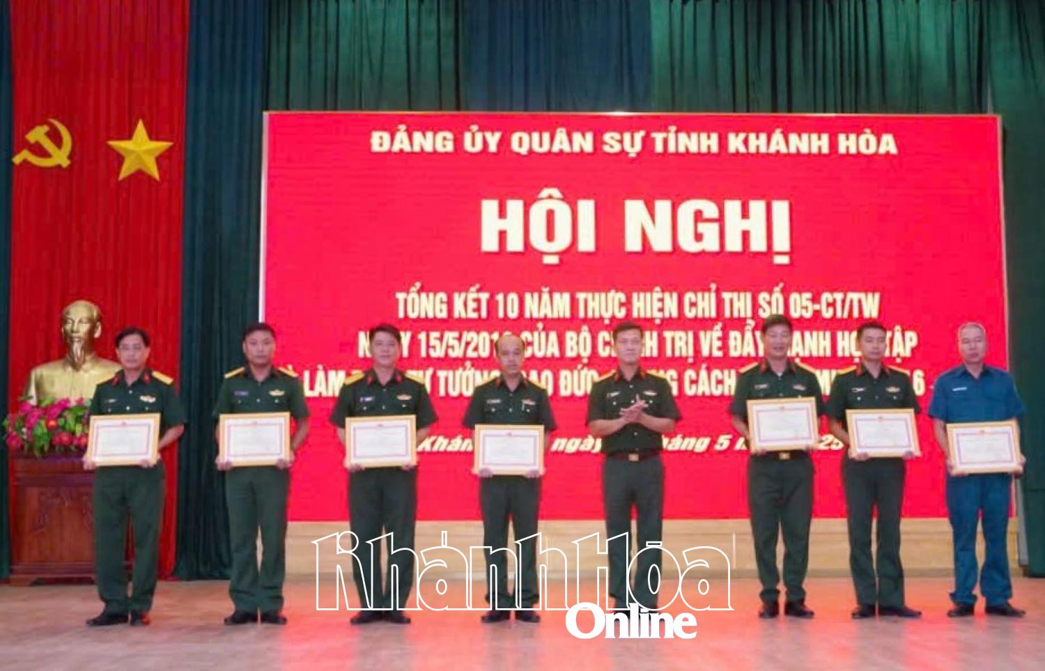 Lãnh đạo Bộ Chỉ huy Quân sự tỉnh trao giấy khen cho các cá nhân.
