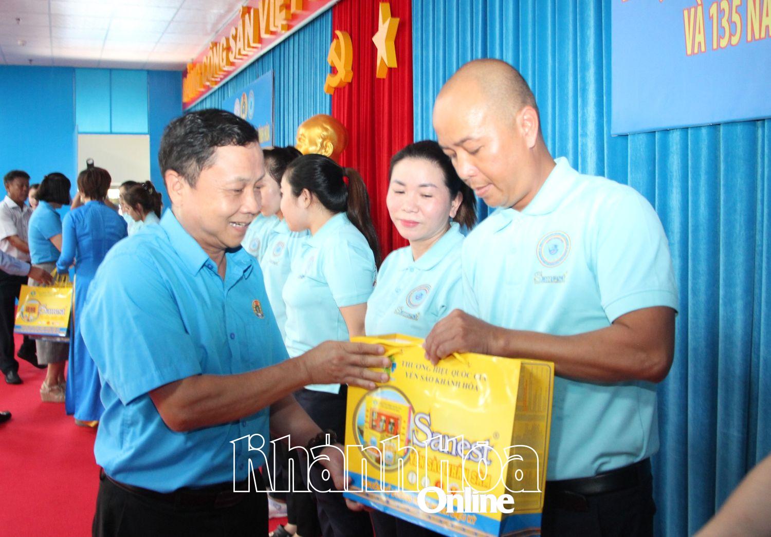 Ông Bùi Đăng Thành - Phó Chủ tịch Thường trực Liên đoàn Lao động tỉnh trao hỗ trợ cho đoàn viên, người lao động có hoàn cảnh khó khăn.