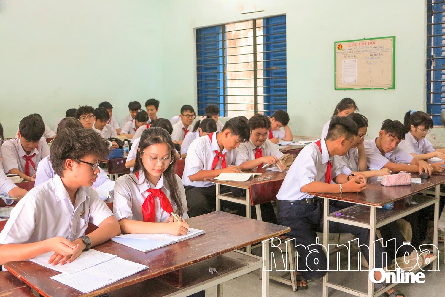 Học sinh lớp 9 Trường THCS Đinh Tiên Hoàng (thị xã Ninh Hòa).
