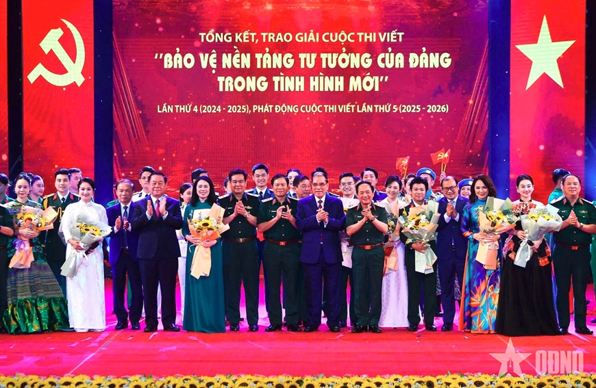 Các đại biểu chụp ảnh chung cùng các nghệ sĩ và các tác giả đoạt giải Cuộc thi viết Bảo vệ nền tảng tư tưởng của Đảng trong tình hình mới” lần thứ 4. Ảnh: Tuấn Huy

