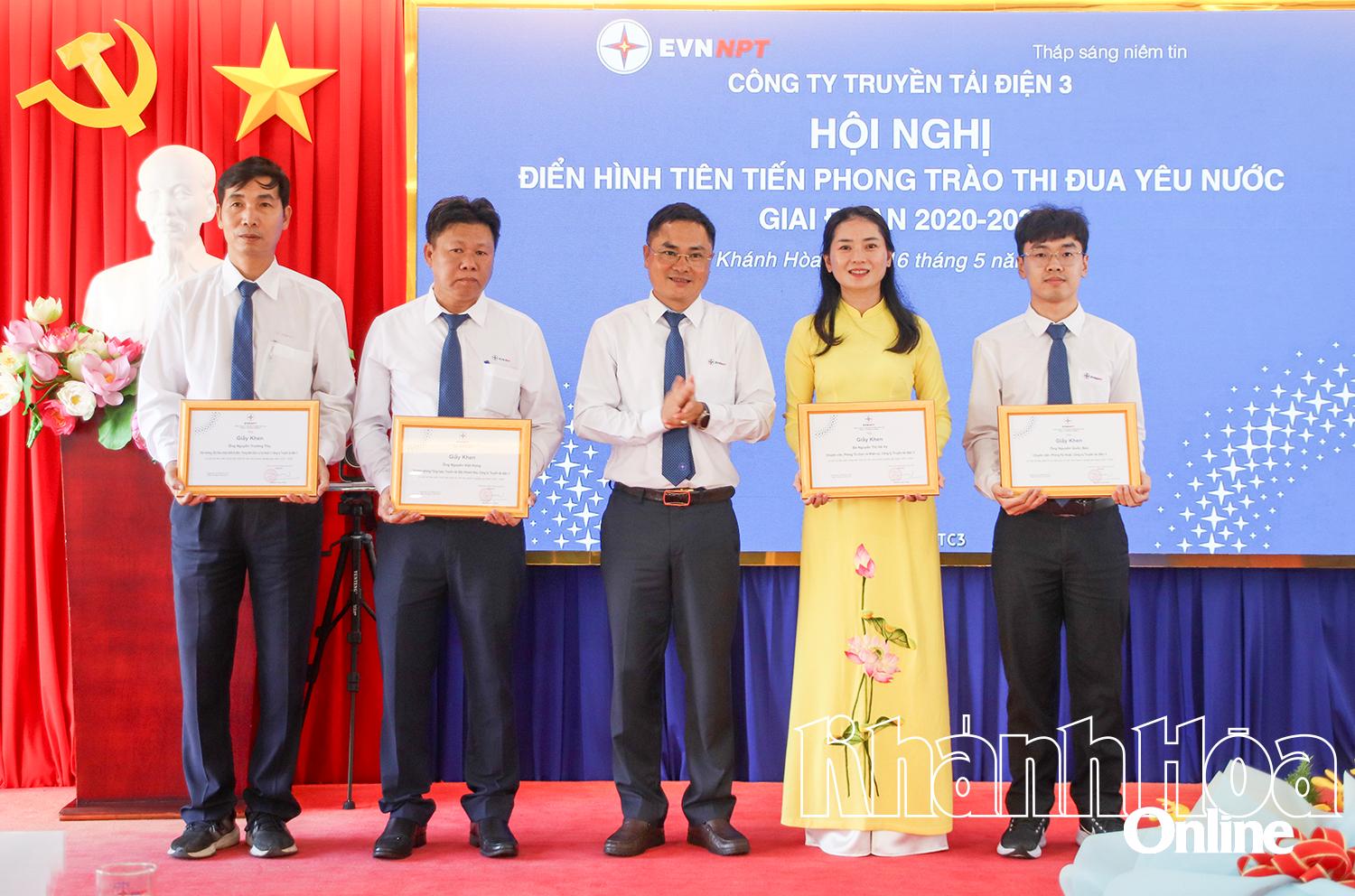 Lãnh đạo công ty khen thưởng cán bộ tiêu biểu trong thực thi văn hóa doanh nghiệp.