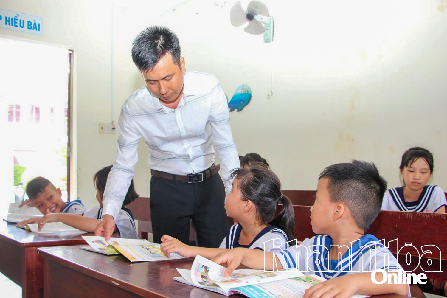 Thầy giáo Lê Thanh Chiến tận tình dạy học cho học sinh.
