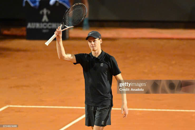 Tay vợt số một thế giới Sinner trở lại mạnh mẽ sau 3 tháng bị cấm thi đấu