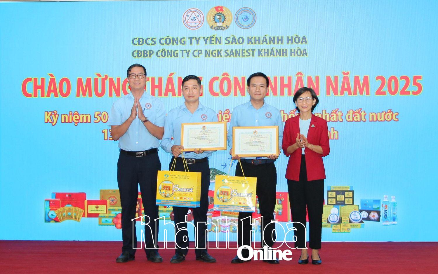 2 cá nhân xuất sắc nhận bằng khen của Liên đoàn Lao động tỉnh.