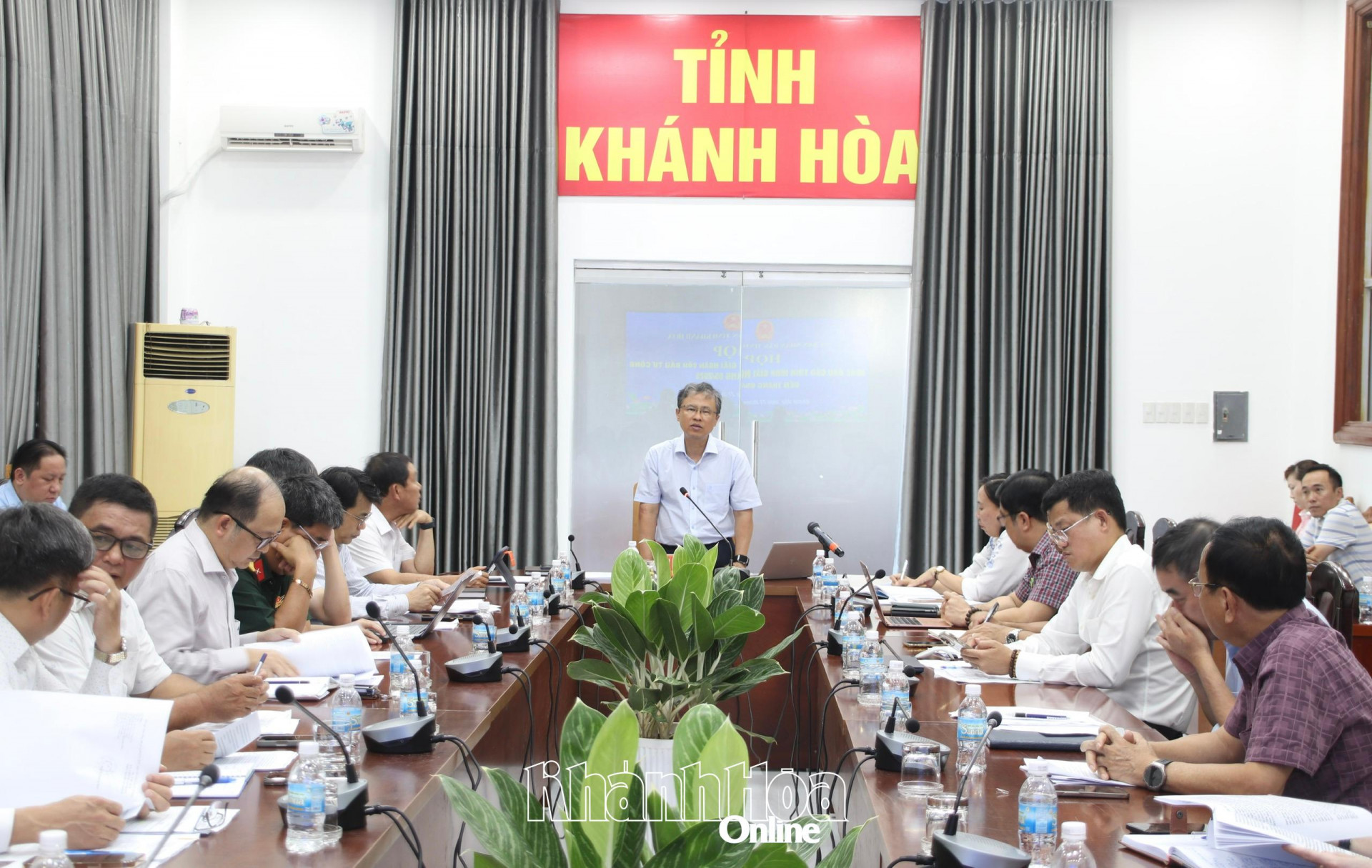 Vice-Chairman of Khanh Hoa Provincial Peoples Committee Tran Hoa Nam speaking at the meeting

