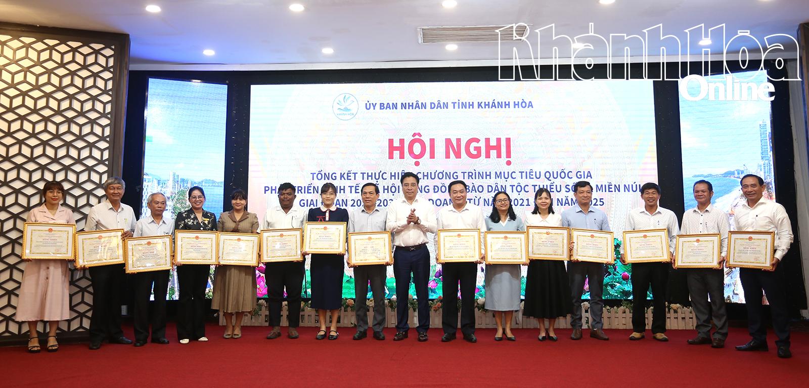 Đồng chí Nguyễn Khắc Toàn - Phó Bí thư Thường trực Tỉnh ủy, Chủ tịch HĐND tỉnh, Bí thư Đảng ủy Các cơ quan Đảng tỉnh trao bằng khen cho các tập thể.