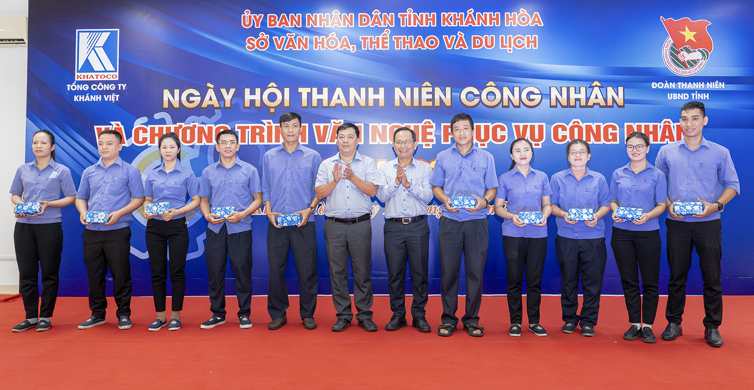 Lãnh đạo Công đoàn Khatoco trao quà cho các thanh niên công nhân xuất sắc tại Ngày hội Thanh niên công nhân Khatoco năm 2025.
