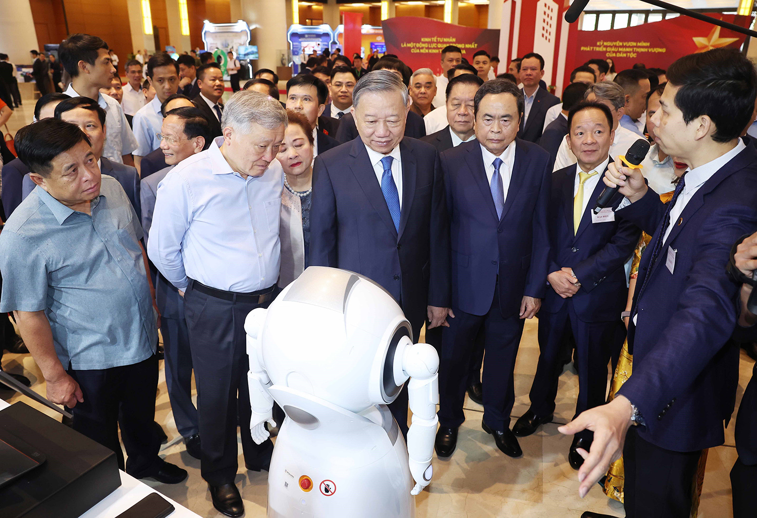 Tổng Bí thư Tô Lâm và các đại biểu tham quan triển lãm Những thành tựu trong xây dựng và thực thi pháp luật và Những thành tựu trong phát triển kinh tế tư nhân và các gian hàng trưng bày sản phẩm của các doanh nghiệp tư nhân_Ảnh: TTXVN

