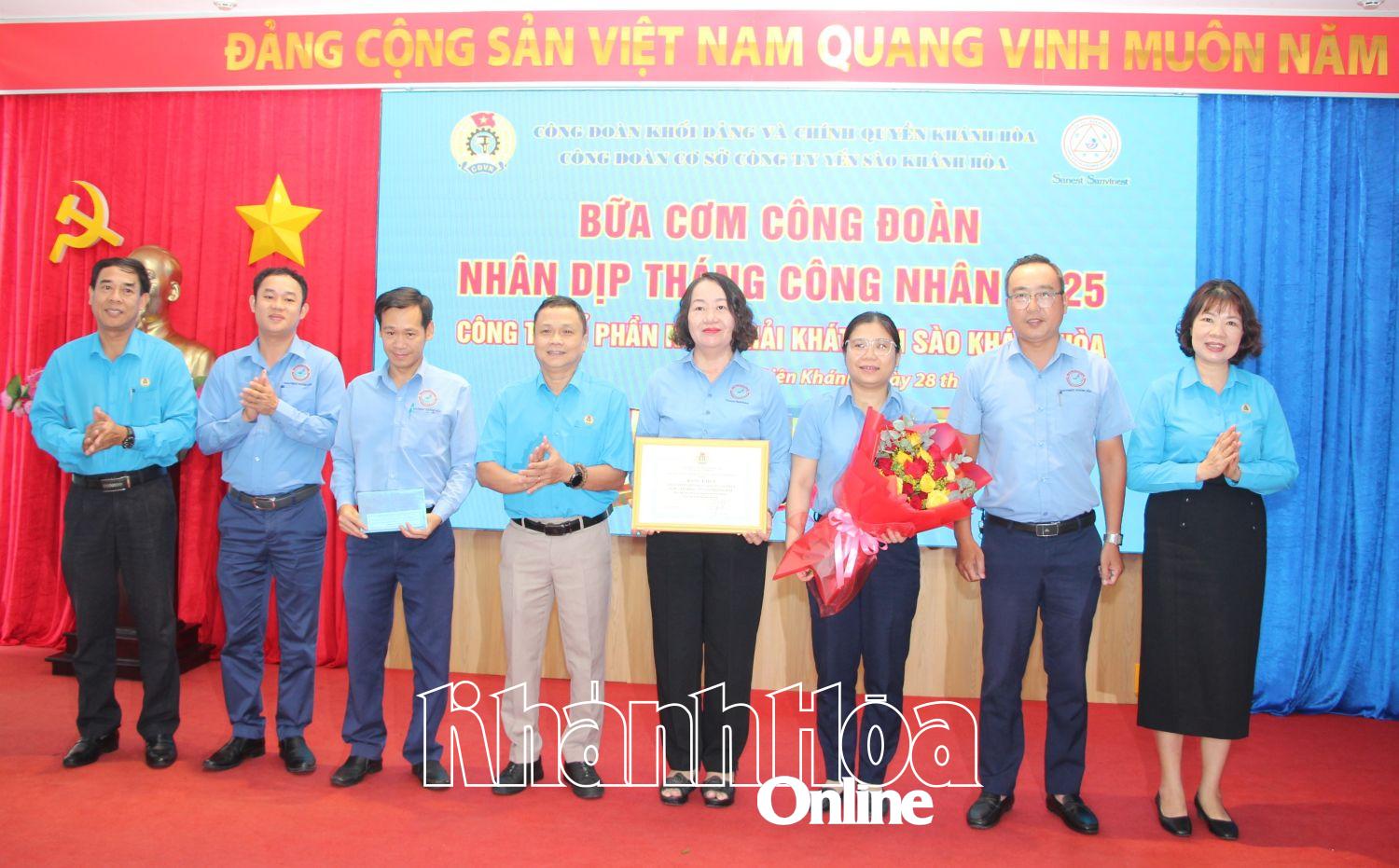 Lãnh đạo Liên đoàn Lao động tỉnh tặng bằng khen cho tập thể có thành tích xuất sắc.