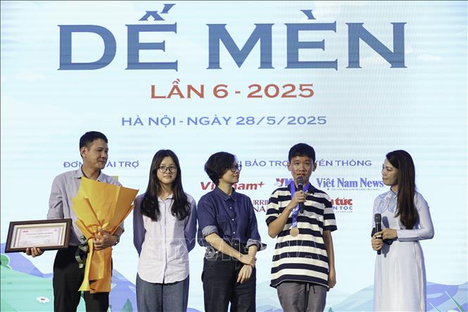 Chú thích ảnh Tác giả nhận giải Khát vọng Dế Mèn cho thiếu nhi chia sẻ cảm nhận về giải thưởng. Ảnh: Lê Đông/TTXVN