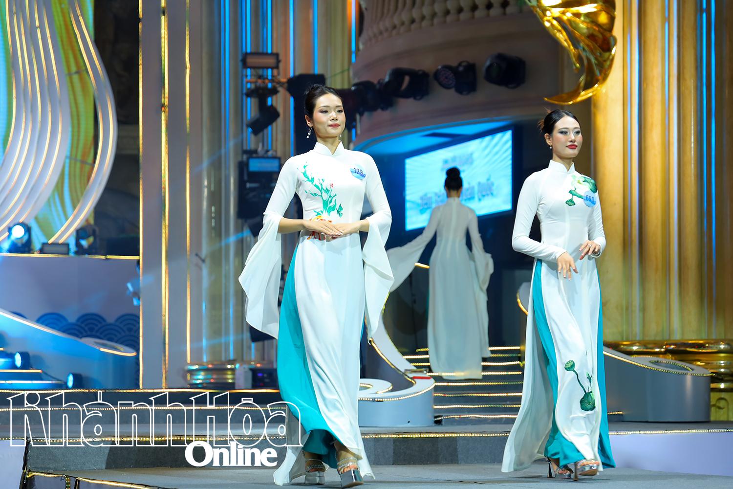Ao Dai performance in the semi-final night (Photo: NHAN TAM)

