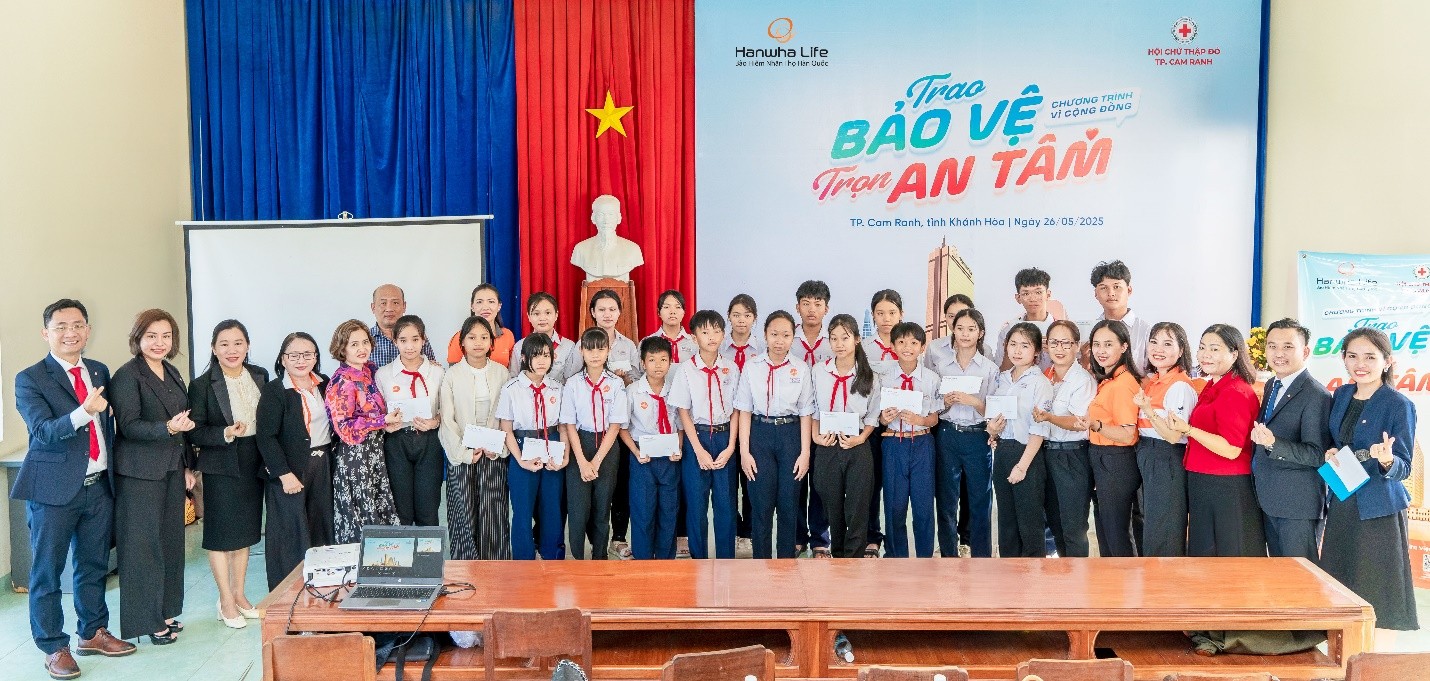 Các em học sinh khó khăn nhận quà hỗ trợ tài chính.