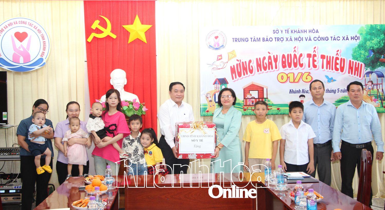 Sở Y tế Khánh Hòa: Thăm, tặng quà trẻ em tại Trung tâm Bảo trợ xã hội và Công tác xã hội tỉnh