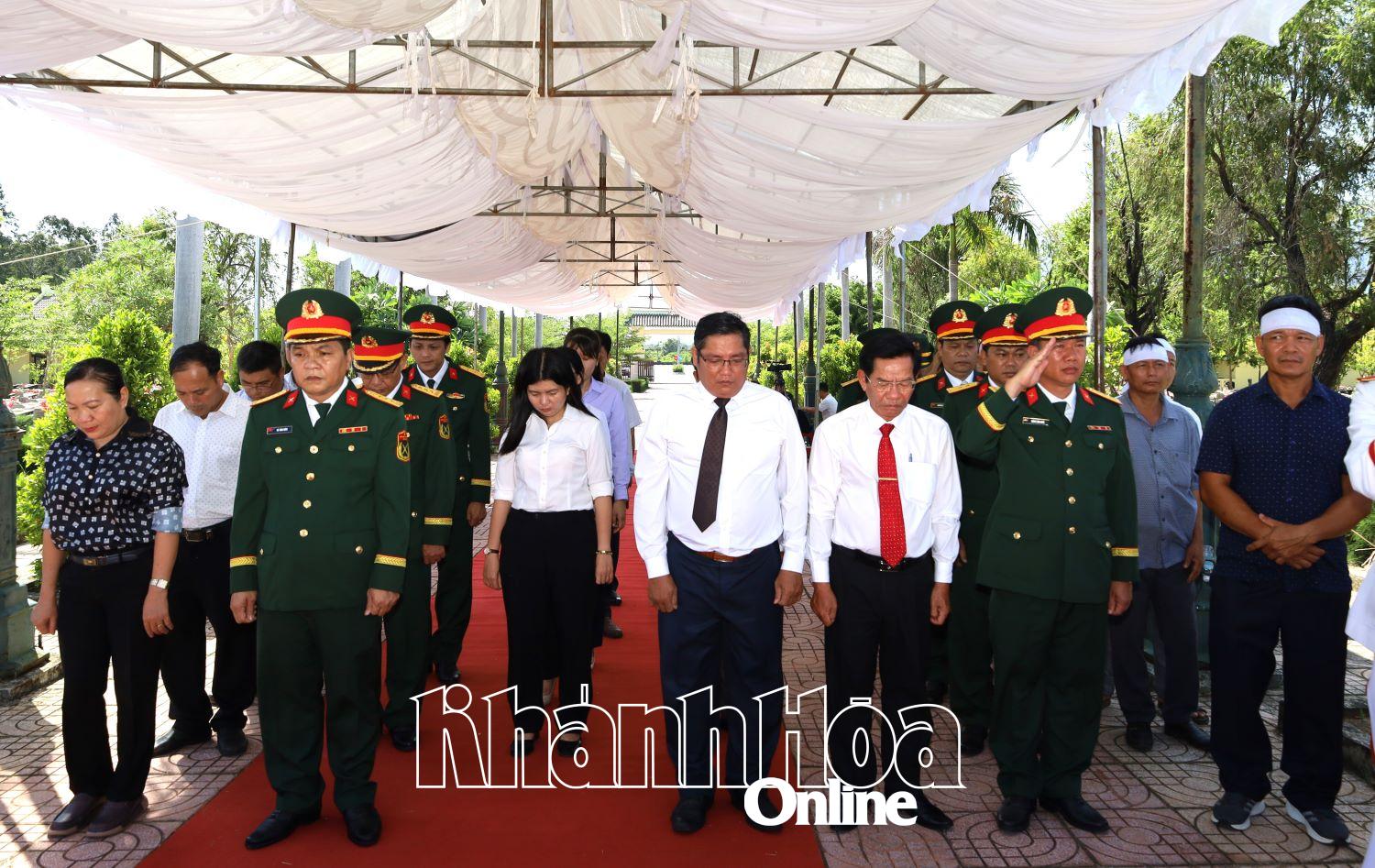 Các đại biểu mặc niệm tưởng nhớ anh linh các liệt sĩ.